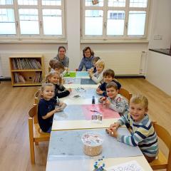 Innenspielgruppe - Kinder am Basteln